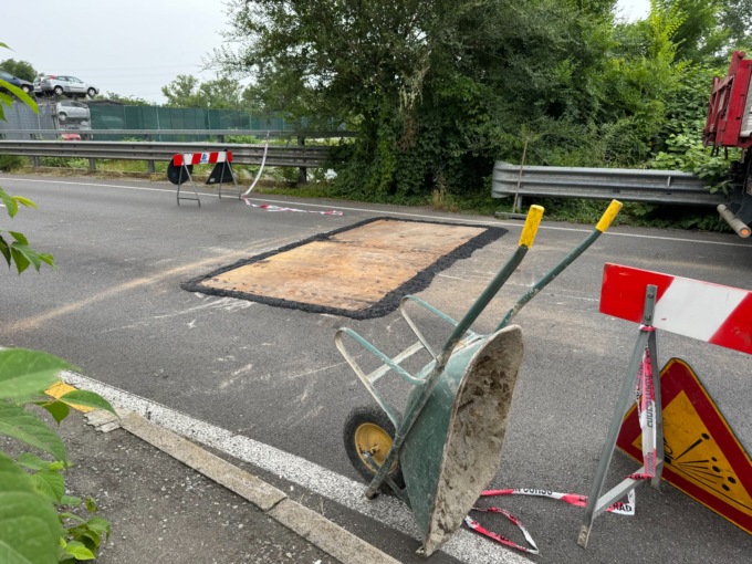 A Cologno Monzese si apre una voragine sul ponte sul Lambro
