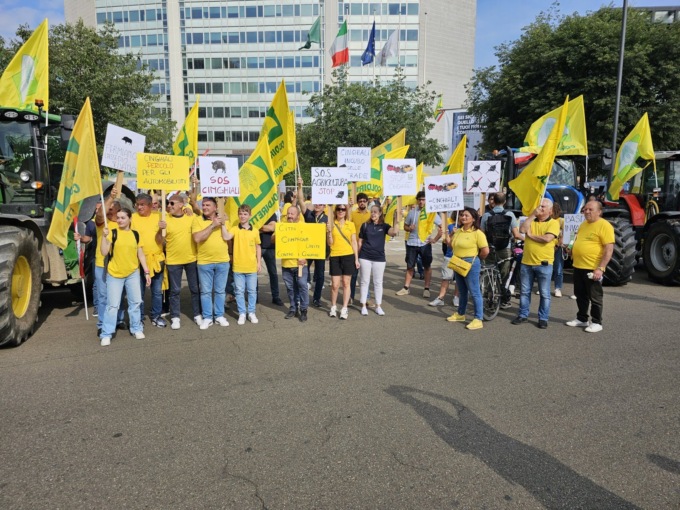 La protesta degli agricoltori contro i cinghiali: già un migliaio di fronte a Palazzo Pirelli