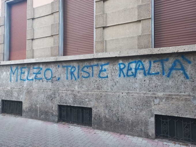 Vandali in azione, imbrattata una scuola di Melzo