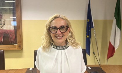 Dopo l’attacco incendiario all’auto della Polizia Locale arrivano le polemiche