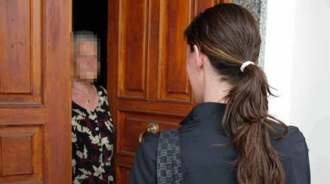 Parola d’ordine “camicia rossa”: così la finta nipote ha truffato un’anziana a Melzo