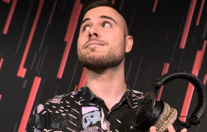 Andrea Piscina, arrestato il conduttore di Rtl 102.5: adescava minori online fingendosi “Alessia”