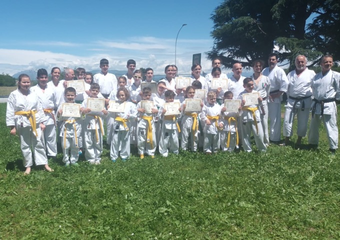 Nuove cinture nere e colorate in palestra, le foto degli esami degli allievi di karate della Club KB di Cambiago