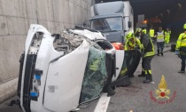 Scontro con un camion e ribaltamento nel tunnel: due morti e due feriti gravissimi