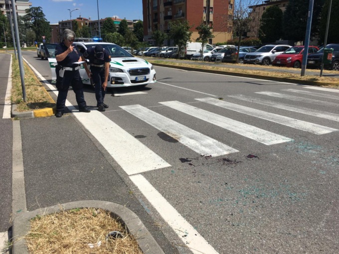 Tampona l’auto davanti e si taglia il viso rompendo il lunotto posteriore: ferito motociclista 17enne