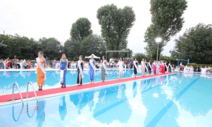 Bellezze in piscina, le foto della tappa pioltellese del concorso "Miss Reginetta d'Italia"