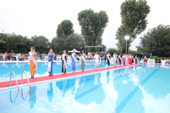 Bellezze in piscina, le foto della tappa pioltellese del concorso “Miss Reginetta d’Italia”