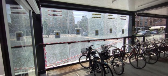 Vandali in azione a Gorgonzola: danneggiati alcuni vetri del biciparking