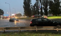 Provinciale allagata a Carugate, auto impantanate in mezzo all'acqua