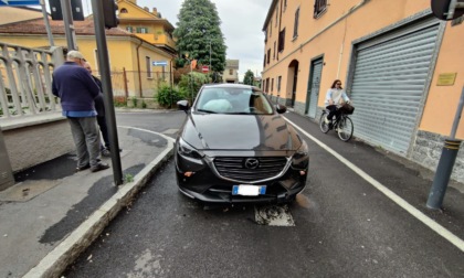 Auto resta incastrata sul pilomat in sollevamento