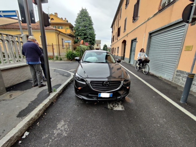 Auto resta incastrata sul pilomat in sollevamento
