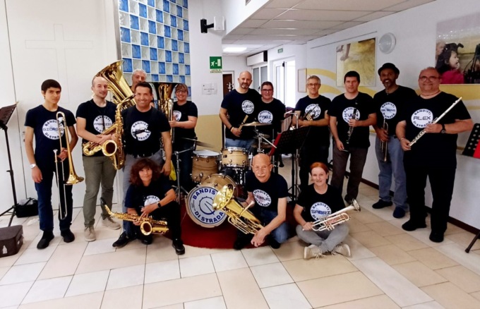 L’allegria della musica in casa di riposo grazie ai Bandisti di strada