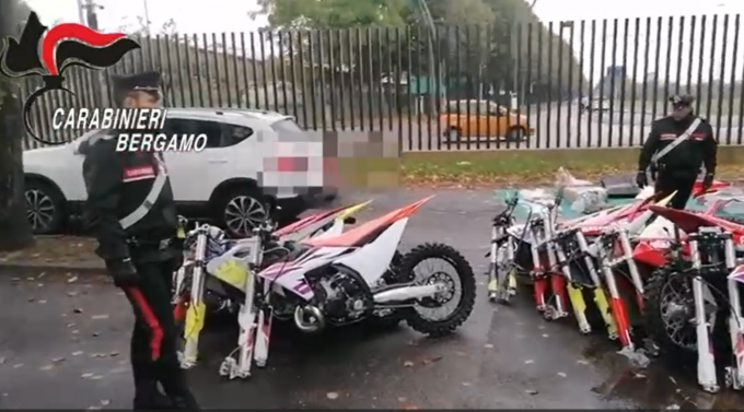 A Segrate nascondeva moto e capi d’abbigliamento rubati: un arresto per ricettazione