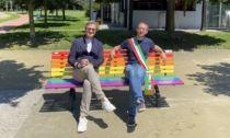 Pride 2024, le foto della panchina arcobaleno installata a Segrate