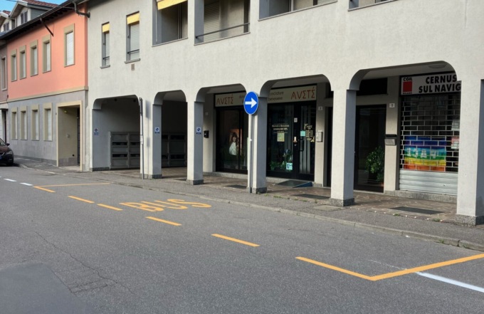 A Cernusco sul Naviglio compare la fermata del bus… contromano