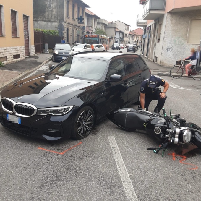 Incidente all’incrocio, moto finisce contro la fiancata di un’auto