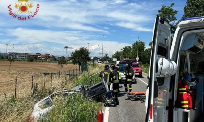 Si stacca una ruota della sua auto, invade la corsia opposta e fa un frontale