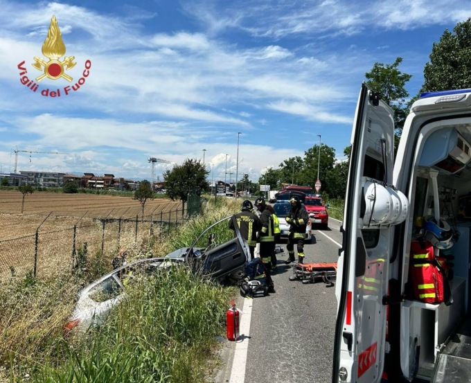 Si stacca una ruota della sua auto, invade la corsia opposta e fa un frontale