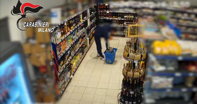 Ladri di champagne nei supermercati, bottino da 4.500 euro: tre arresti