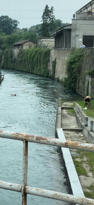 Si tuffa nel Naviglio per recuperare una palla, ragazzo rischia di annegare: aiutato da un agente della Polizia Locale
