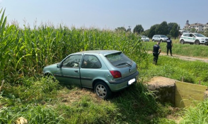 Perde il controllo dell'auto e "vola" nei campi