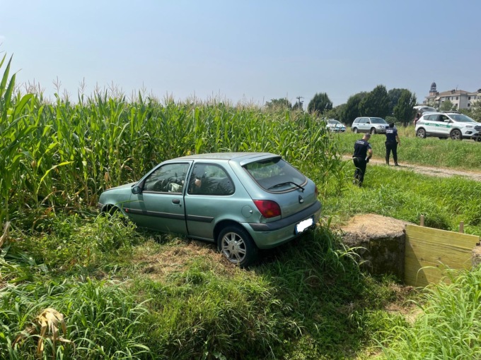 Perde il controllo dell’auto e “vola” nei campi