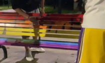 Segrate, imbrattata con svastiche (al contrario) la panchina arcobaleno appena inaugurata