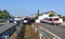 Incidente a Segrate, il Suv finisce incastrato in mezzo al guardrail: traffico in tilt