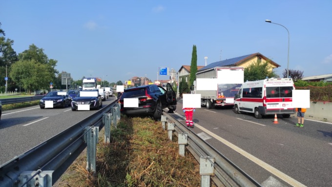 Incidente a Segrate, il Suv finisce incastrato in mezzo al guardrail: traffico in tilt