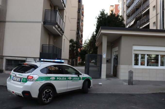 Occupa abusivamente una casa a Pioltello, ma resta chiusa dentro: liberata dai pompieri