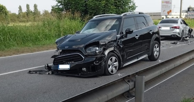 Frontale tra due auto sulla Sp121, coinvolta anche una bimba di 2 anni