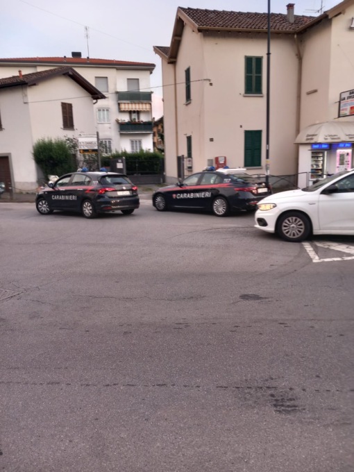 Trezzo, prima lancia bottiglie contro il 118, poi perde i sensi e viene portato in ospedale