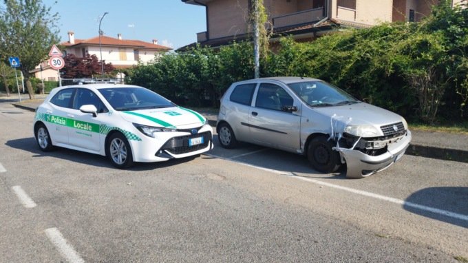Ruba l’auto del papà e si va a schiantare: 17enne nei guai