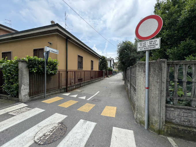 A Brugherio i residenti di via Pisacane raccolgono le firme contro il nuovo senso unico