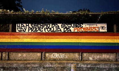 Striscione dell'estrema destra contro il Milano pride sul ponte arcobaleno di Cernusco sul Naviglio