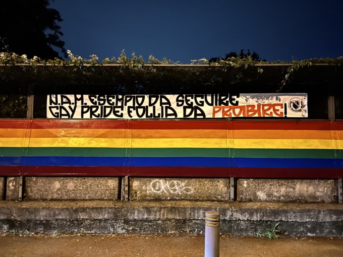 Striscione dell’estrema destra contro il Milano pride sul ponte arcobaleno di Cernusco sul Naviglio
