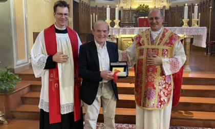 Margherita d’oro ad Angelo Riboni per il suo instancabile impegno nell’oratorio Sant’Alessandro di Melzo