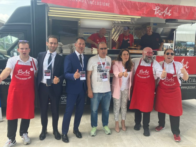 Pronti a viaggiare in tutta Italia: video e foto dei PizzaAutBus presentati a Milano (con Elio)