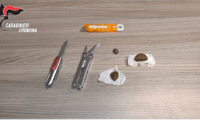 Fermati a Rivolta d’Adda con coltelli e droga