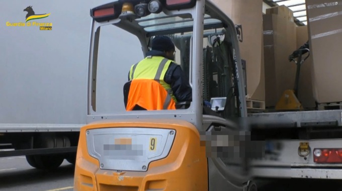 Fatture inesistenti e manodopera illegale: sequestrati oltre 121 milioni a una società leader nell’e-commerce