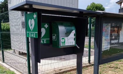 Installato un nuovo defibrillatore automatico in piazza del Mercato a Gessate