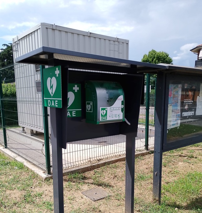Installato un nuovo defibrillatore automatico in piazza del Mercato a Gessate
