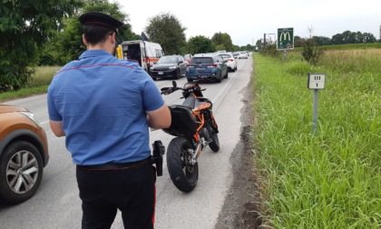 Cade dalla moto sulla Sp121, 21enne soccorso da ambulanza e Carabinieri