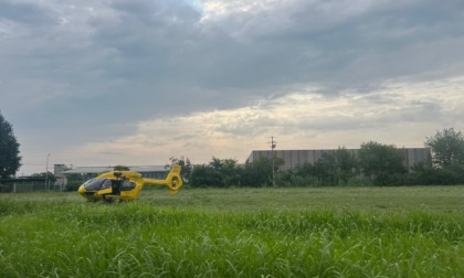 Un corpo riaffiora dall'Adda, soccorritori in azione a Cassano