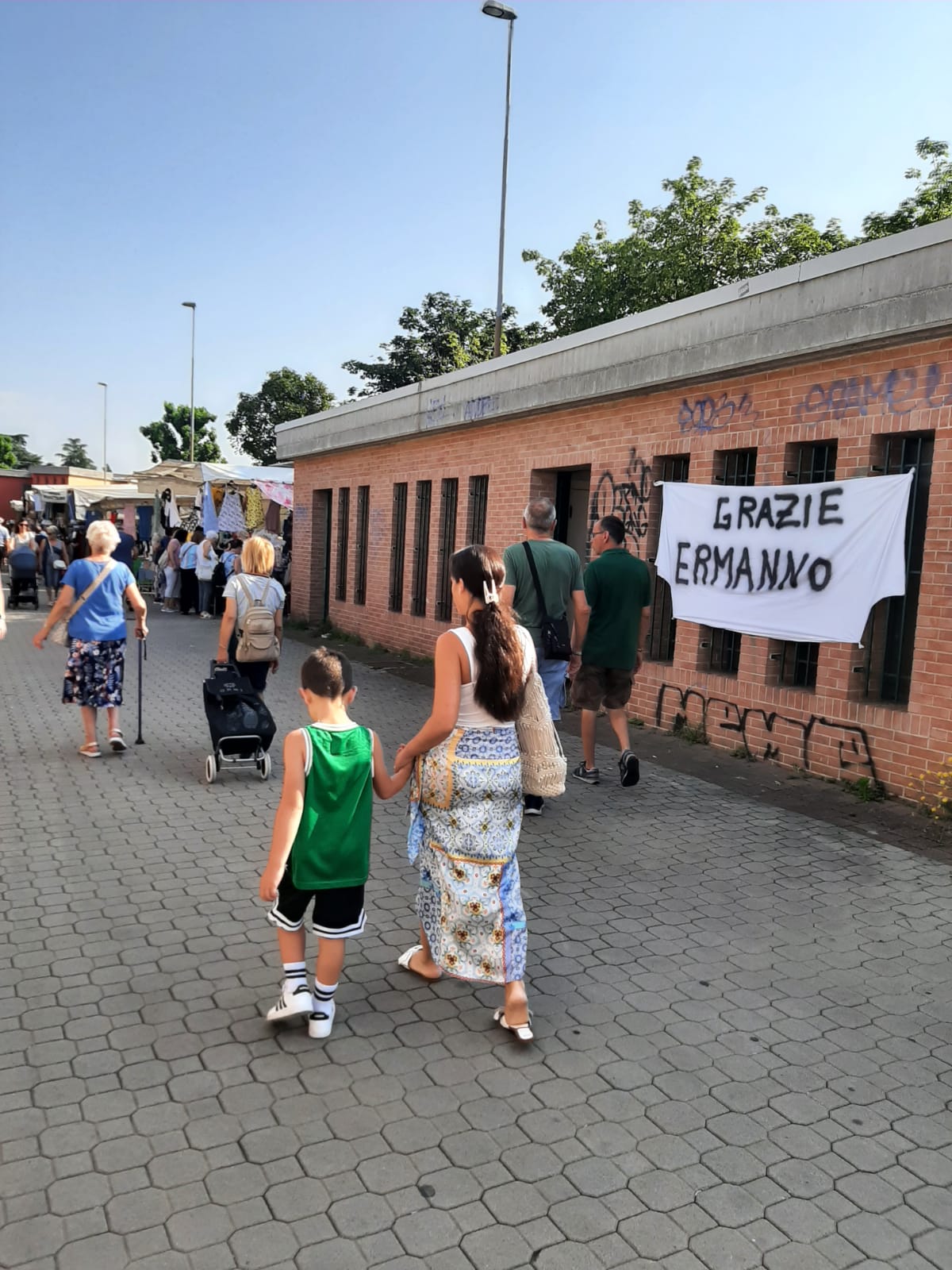 ambulanti mercato cernusco sul naviglio striscione per ermanno zacchetti