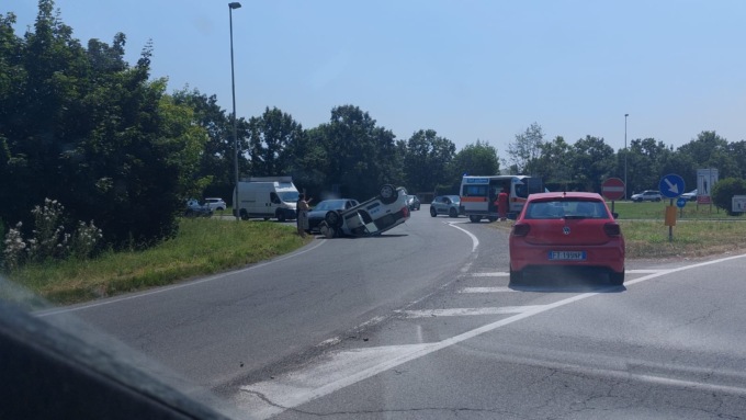 Incidente a Cernusco sul Naviglio, auto ribaltata nella rotatoria