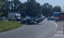 Incidente a Cernusco sul Naviglio, auto ribaltata nella rotatoria