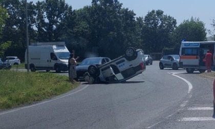 Incidente a Cernusco sul Naviglio, auto ribaltata nella rotatoria