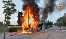 Paura sulla linea Monza-Trezzo: video e foto dell'autobus divorato dalle fiamme