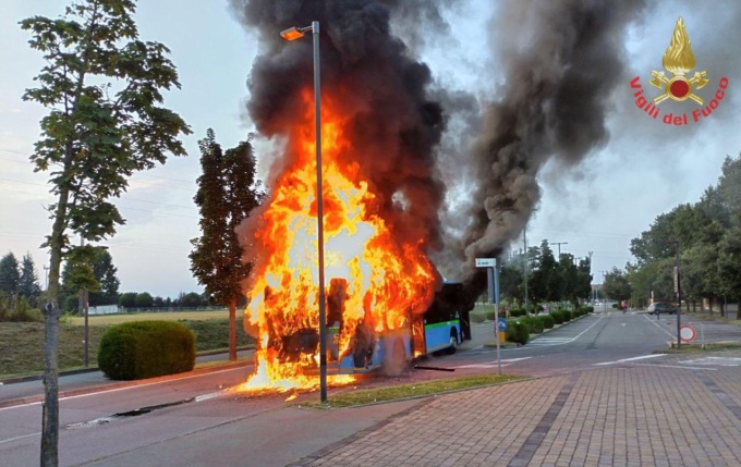 Paura sulla linea Monza-Trezzo: video e foto dell’autobus divorato dalle fiamme